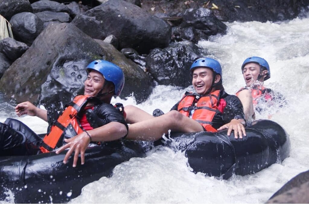 Arung Jeram Tubing Cikalumpang